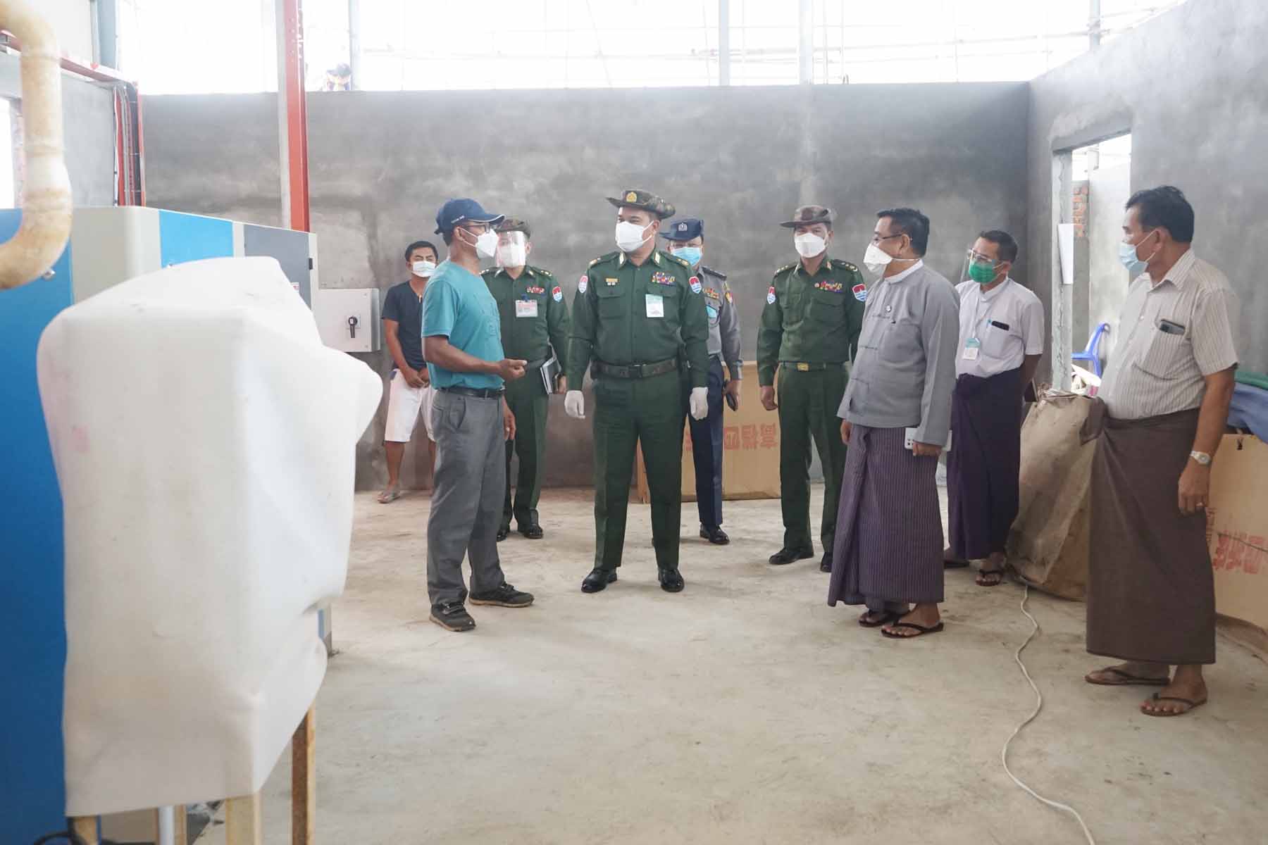တနင်္သာရီတိုင်းဒေသကြီးအစိုးရအဖွဲ့ဝန်ကြီးချုပ် ဦးမြတ်ကို ထားဝယ်မြို့ အောက်ဆီဂျင်စက်ရုံ ၊  အောက်ဆီဂျင်စမ်းသပ်ထုတ်လုပ်နေမှုအား ကွင်းဆင်းကြည့်ရှုစစ်ဆေး