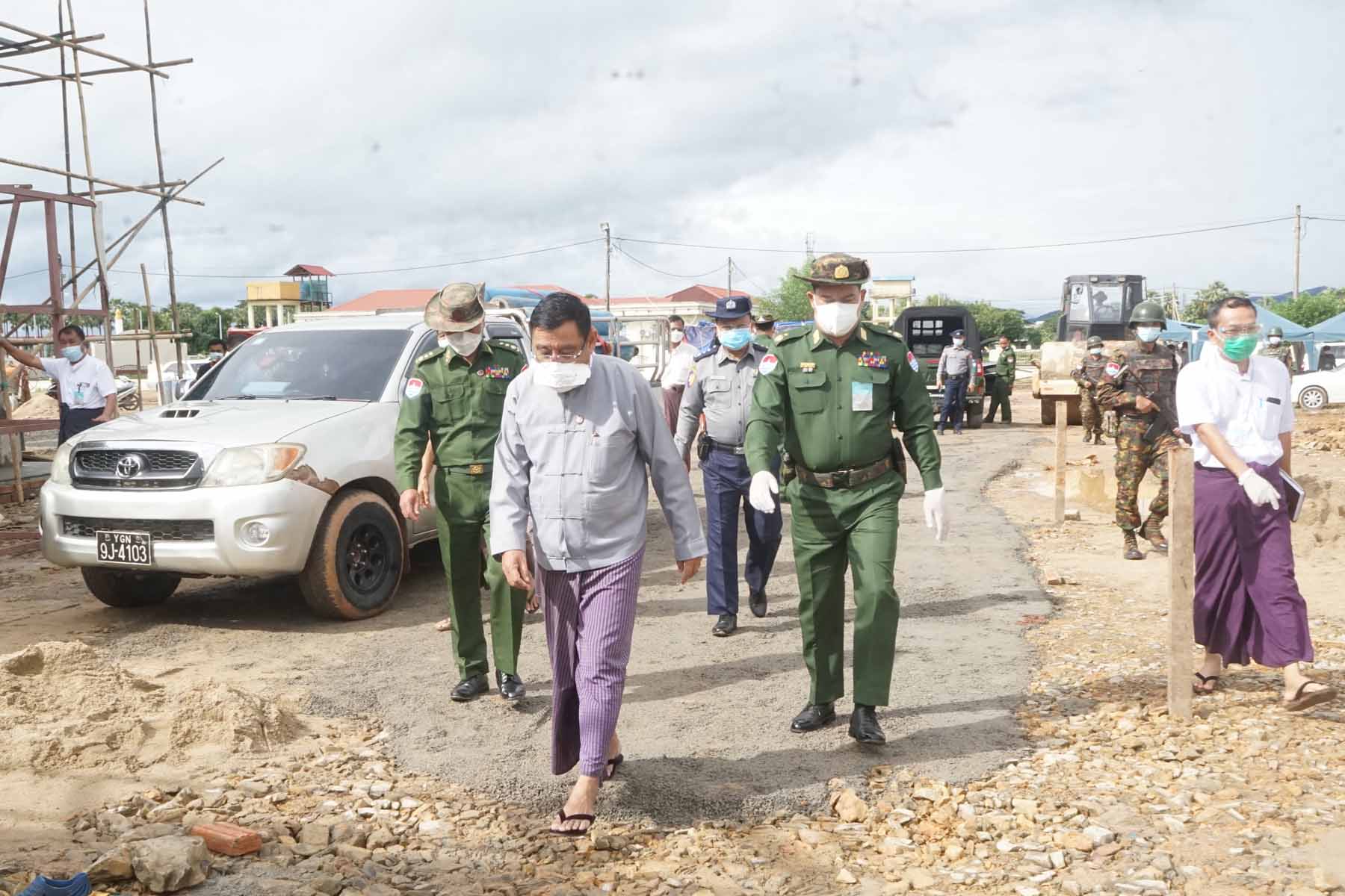 တနင်္သာရီတိုင်းဒေသကြီးအစိုးရအဖွဲ့ဝန်ကြီးချုပ် ဦးမြတ်ကို ထားဝယ်မြို့ အောက်ဆီဂျင်စက်ရုံ ၊  အောက်ဆီဂျင်စမ်းသပ်ထုတ်လုပ်နေမှုအား ကွင်းဆင်းကြည့်ရှုစစ်ဆေး