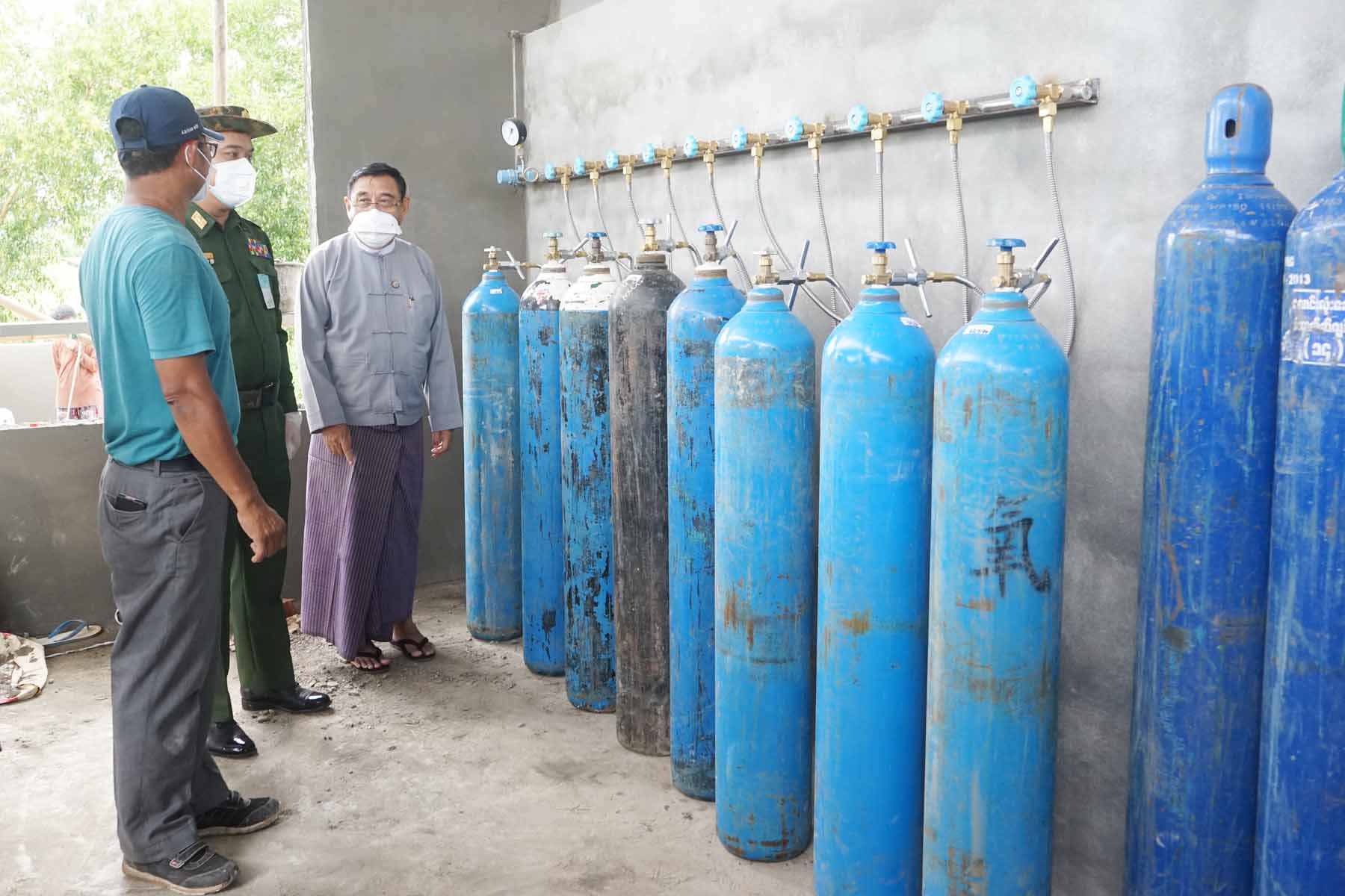 တနင်္သာရီတိုင်းဒေသကြီးအစိုးရအဖွဲ့ဝန်ကြီးချုပ် ဦးမြတ်ကို ထားဝယ်မြို့ အောက်ဆီဂျင်စက်ရုံ ၊  အောက်ဆီဂျင်စမ်းသပ်ထုတ်လုပ်နေမှုအား ကွင်းဆင်းကြည့်ရှုစစ်ဆေး