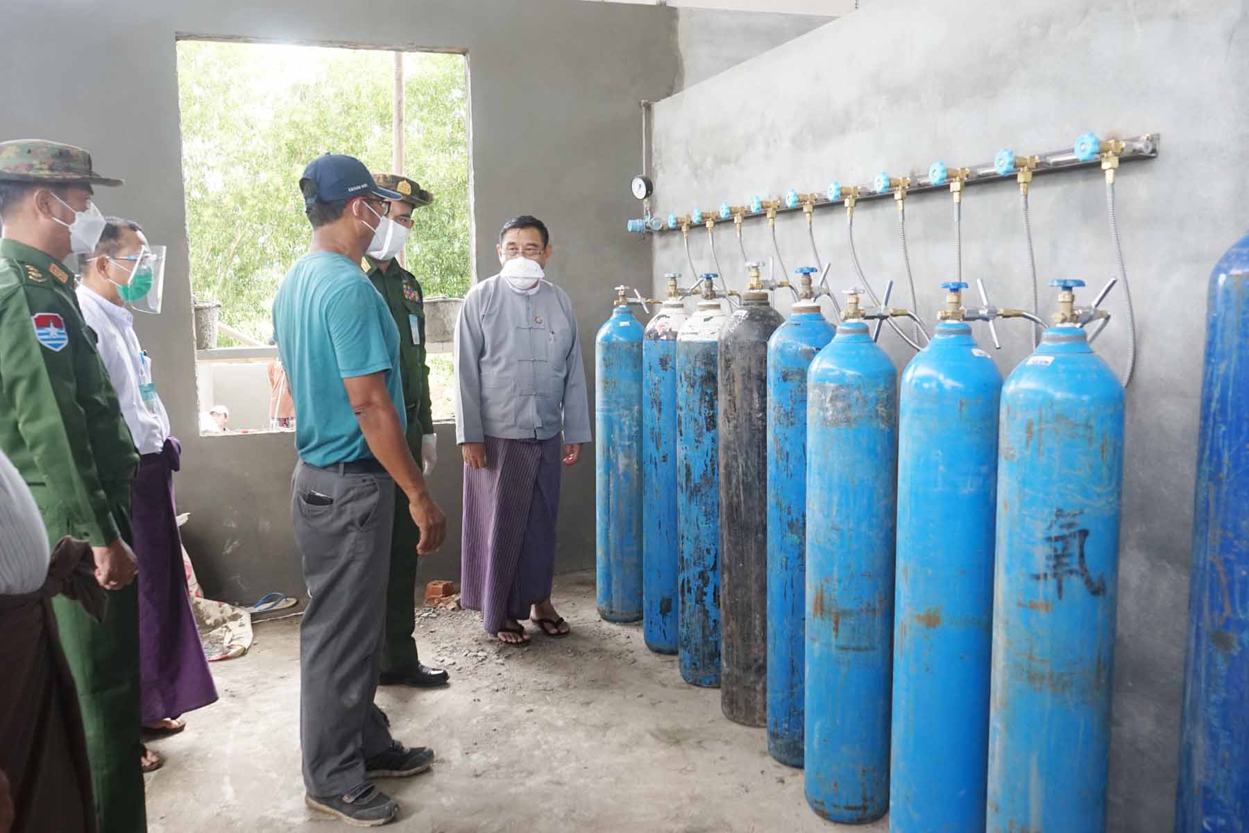 တနင်္သာရီတိုင်းဒေသကြီးအစိုးရအဖွဲ့ဝန်ကြီးချုပ် ဦးမြတ်ကို ထားဝယ်မြို့ အောက်ဆီဂျင်စက်ရုံ ၊  အောက်ဆီဂျင်စမ်းသပ်ထုတ်လုပ်နေမှုအား ကွင်းဆင်းကြည့်ရှုစစ်ဆေး