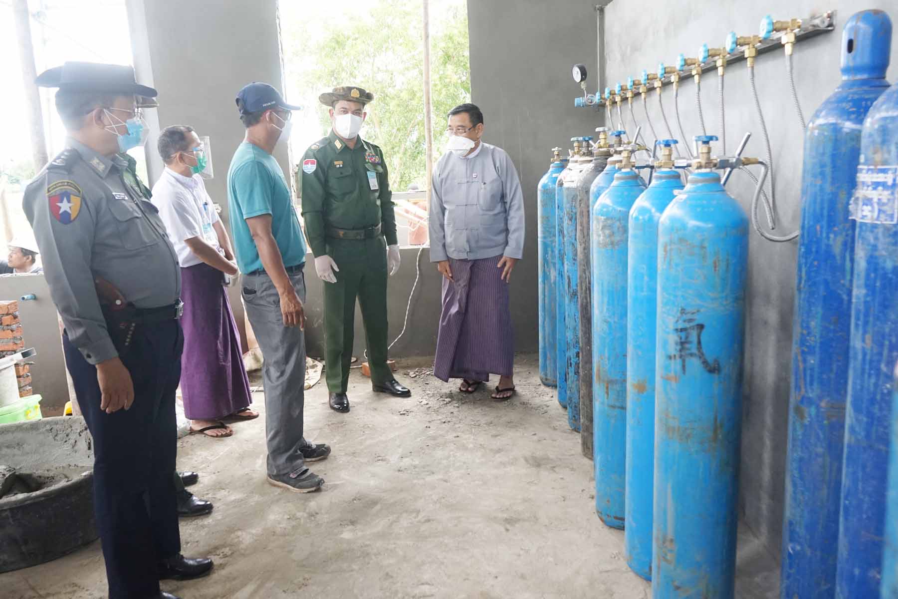 တနင်္သာရီတိုင်းဒေသကြီးအစိုးရအဖွဲ့ဝန်ကြီးချုပ် ဦးမြတ်ကို ထားဝယ်မြို့ အောက်ဆီဂျင်စက်ရုံ ၊  အောက်ဆီဂျင်စမ်းသပ်ထုတ်လုပ်နေမှုအား ကွင်းဆင်းကြည့်ရှုစစ်ဆေး