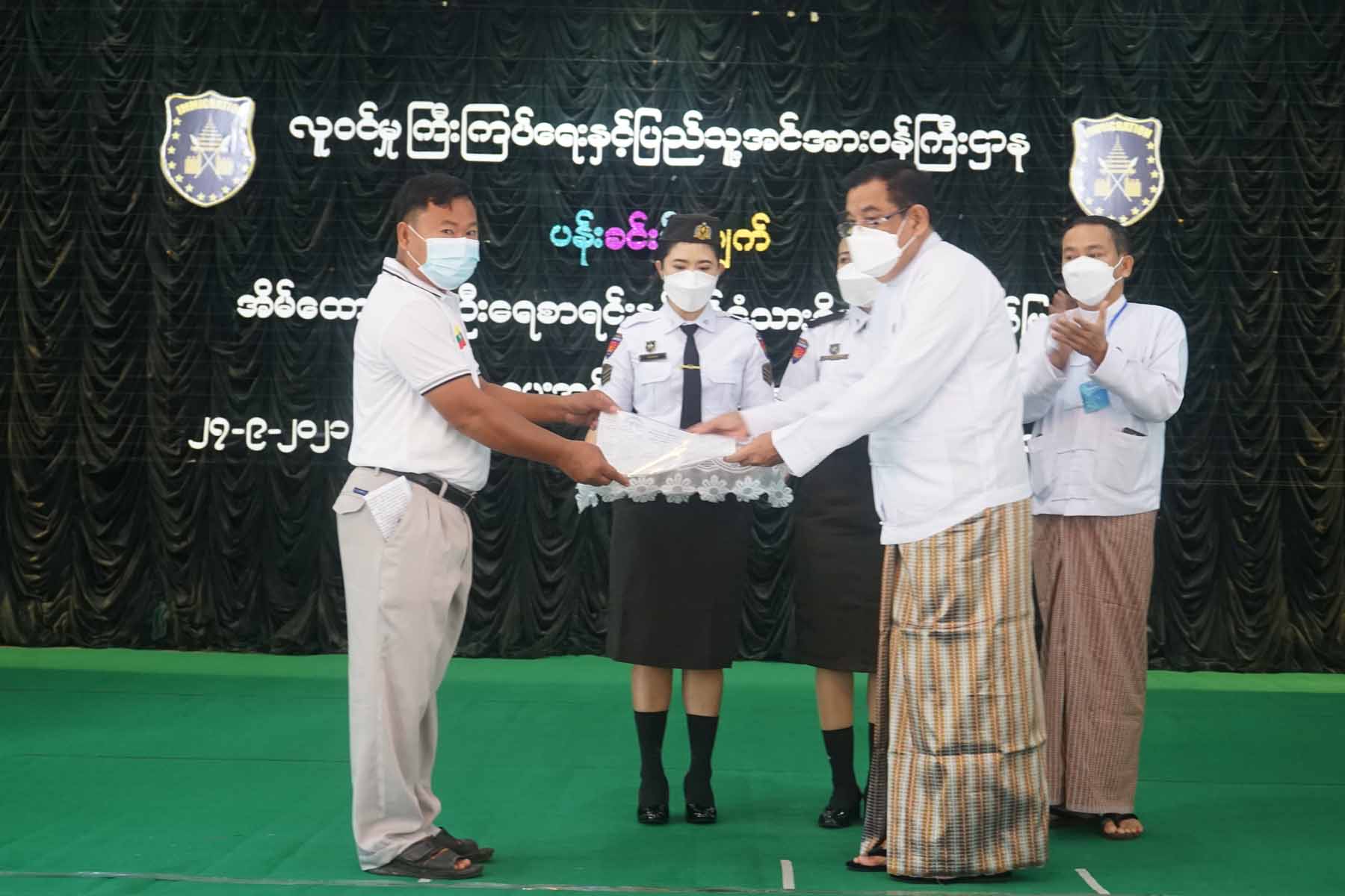 အိမ်ထောင်စုလူဦးရေစာရင်းနှင့်နိုင်ငံသားစိစစ်ရေးကတ်ပြားပေးအပ်ပွဲအခမ်းအနားသို့ တနင်္သာရီတိုင်းဒေသကြီးအစိုးရအဖွဲ့ဝန်ကြီးချုပ်ဦးမြတ်ကို တက်ရောက်