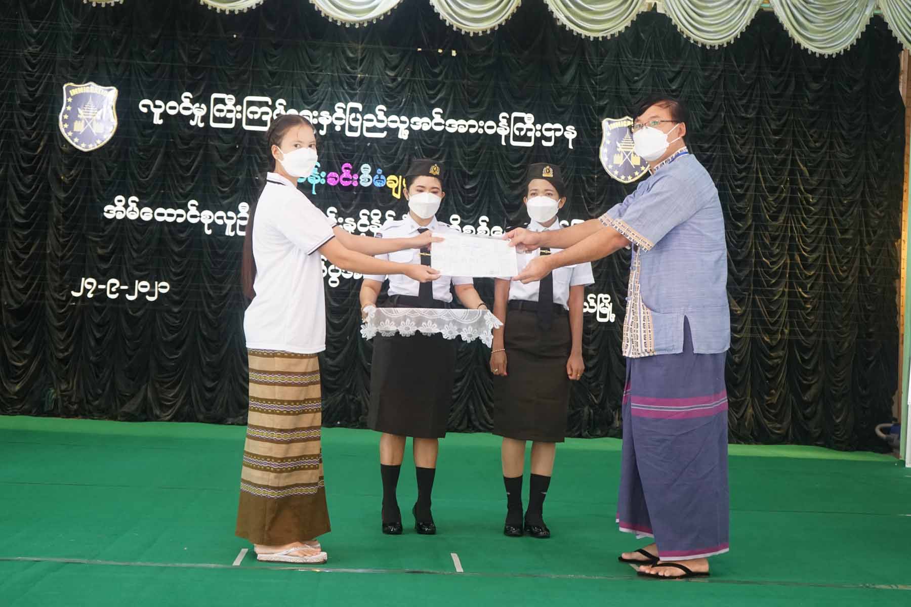 အိမ်ထောင်စုလူဦးရေစာရင်းနှင့်နိုင်ငံသားစိစစ်ရေးကတ်ပြားပေးအပ်ပွဲအခမ်းအနားသို့ တနင်္သာရီတိုင်းဒေသကြီးအစိုးရအဖွဲ့ဝန်ကြီးချုပ်ဦးမြတ်ကို တက်ရောက်
