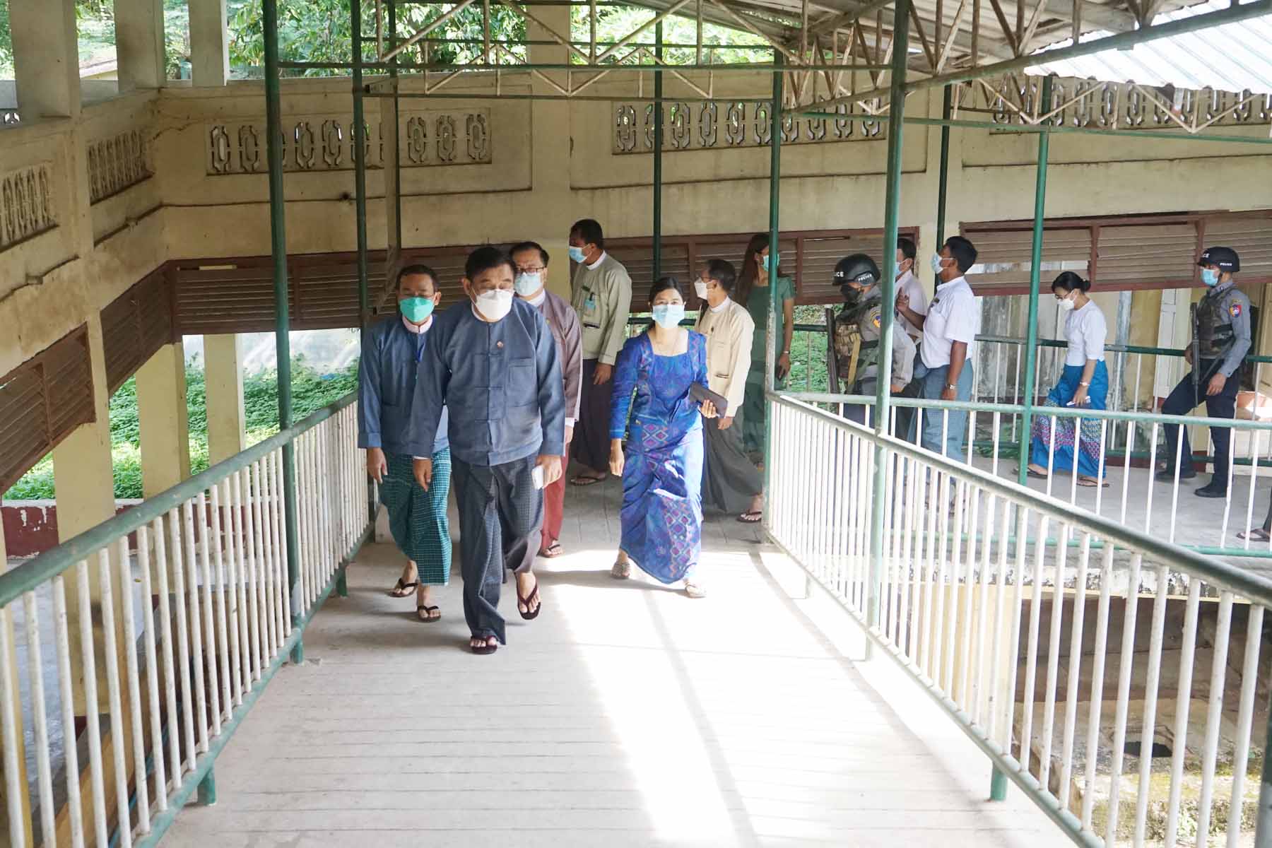 တနင်္သာရီတိုင်းဒေသကြီးအစိုးရအဖွဲ့ဝန်ကြီးချုပ်ဦးမြတ်ကို ထားဝယ်ပြည်သူ့ဆေးရုံကြီးရှိအောက်ဆီဂျင်ထုတ်စက်နှင့် ကုသဆောင်များအားကြည့်ရှု့စစ်ဆေး