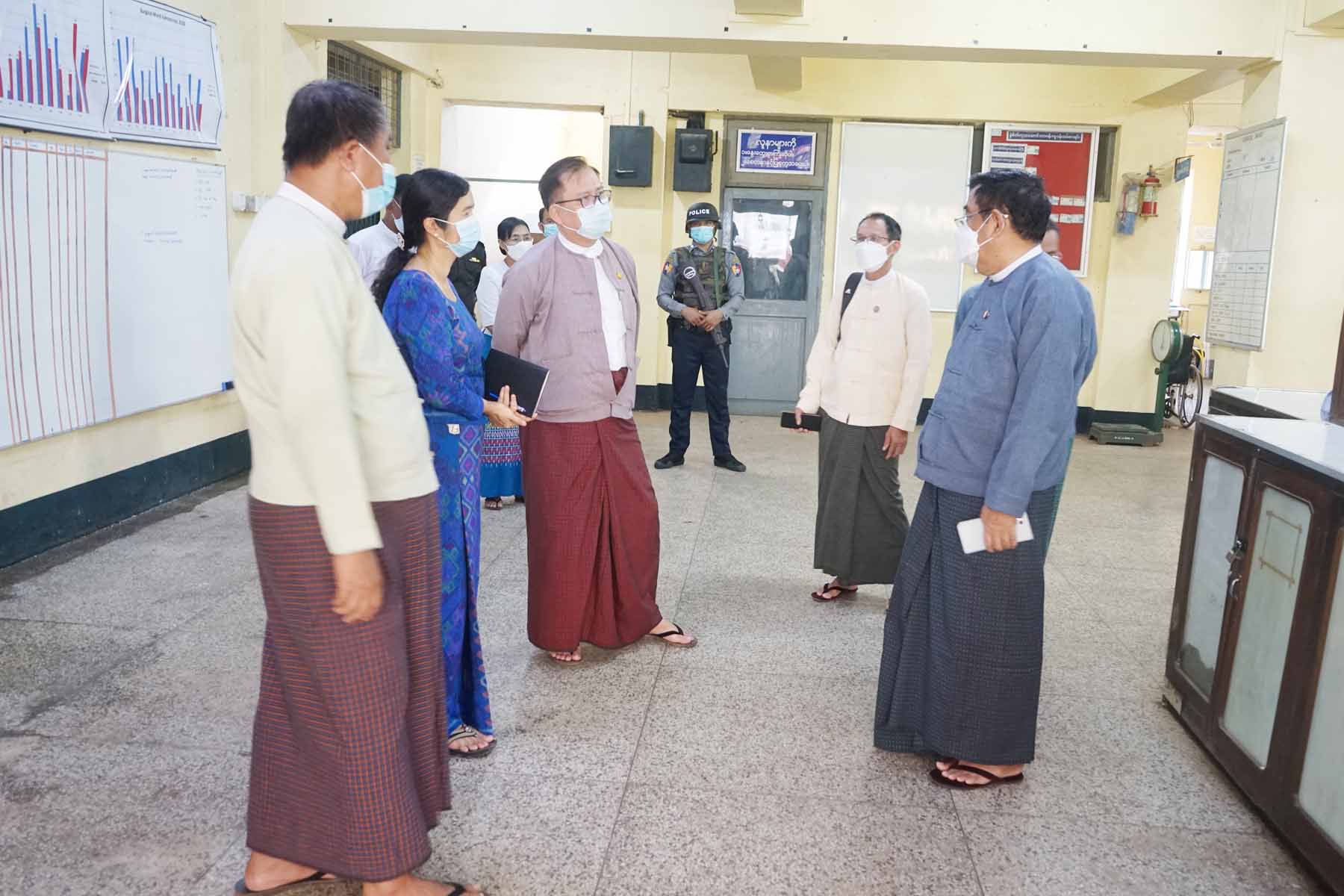 တနင်္သာရီတိုင်းဒေသကြီးအစိုးရအဖွဲ့ဝန်ကြီးချုပ်ဦးမြတ်ကို ထားဝယ်ပြည်သူ့ဆေးရုံကြီးရှိအောက်ဆီဂျင်ထုတ်စက်နှင့် ကုသဆောင်များအားကြည့်ရှု့စစ်ဆေး
