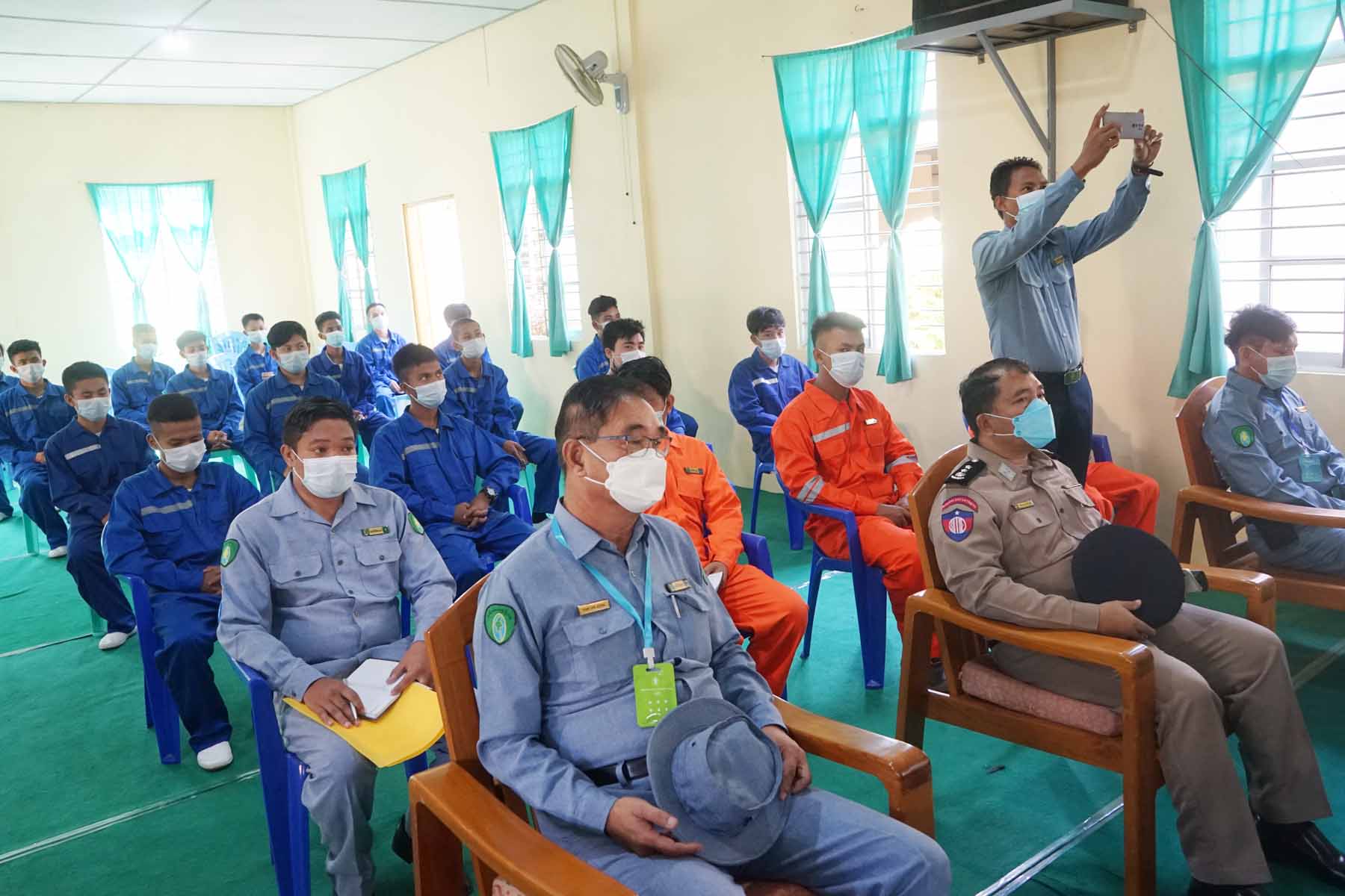 ထားဝယ်မြို့၌လျှပ်စစ် ၊ ဂဟေ၊မော်တော်ယာဉ်စက်ပြင်နှင့်လက်ကိုင်ဖုန်းပြင်သင်တန်းအမှတ်စဉ်(၁၂/၂၀၂၁)သင်တန်း ဆင်းပွဲအခမ်းအနားသို့တိုင်းဒေသကြီးအစိုးရအဖွဲ့ဝန်ကြီးချုပ်ဦးမြတ်ကိုတက်ရောက်