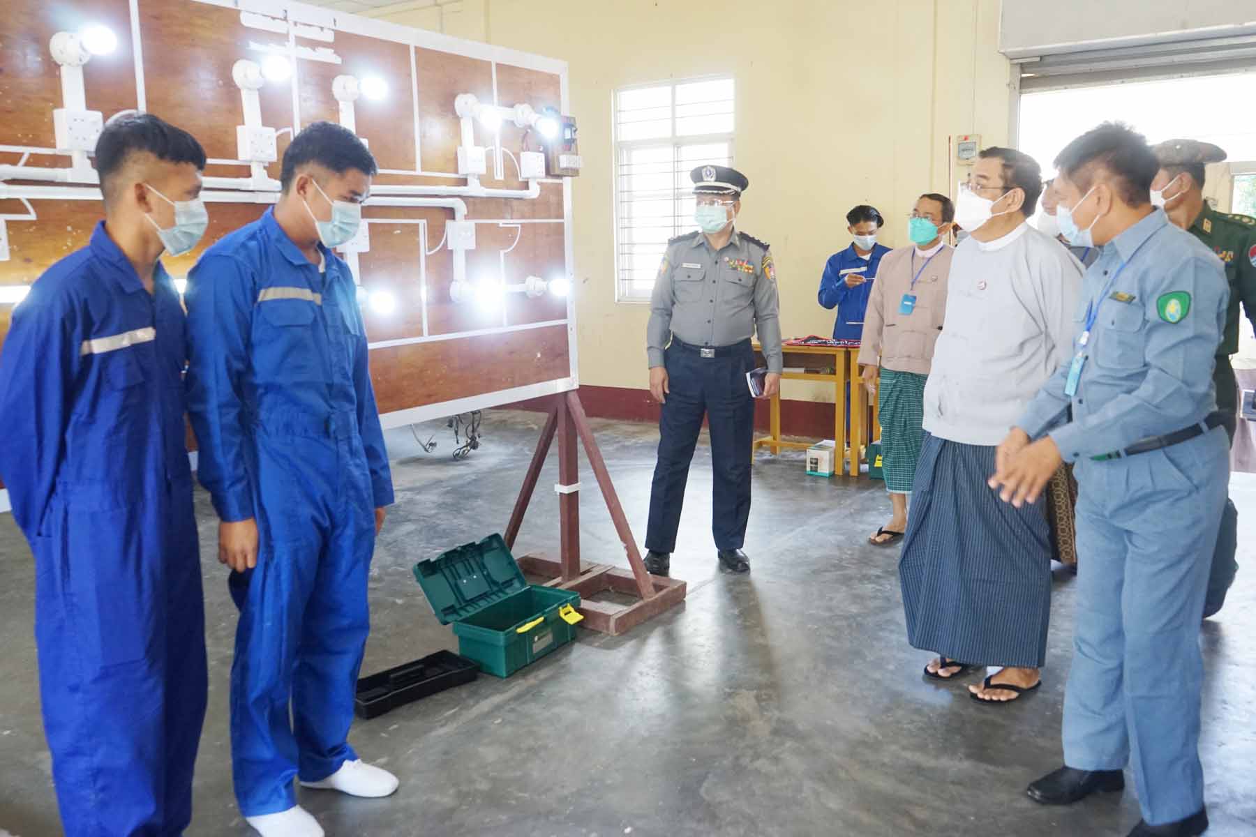 ထားဝယ်မြို့၌လျှပ်စစ် ၊ ဂဟေ၊မော်တော်ယာဉ်စက်ပြင်နှင့်လက်ကိုင်ဖုန်းပြင်သင်တန်းအမှတ်စဉ်(၁၂/၂၀၂၁)သင်တန်း ဆင်းပွဲအခမ်းအနားသို့တိုင်းဒေသကြီးအစိုးရအဖွဲ့ဝန်ကြီးချုပ်ဦးမြတ်ကိုတက်ရောက်