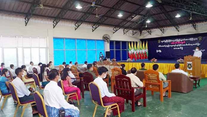 တိုင်းဒေသကြီးဝန်ကြီးချုပ် ဦးမြတ်ကို  အိမ်ထောင်စုလူဦးရေစာရင်း၊ နိုင်ငံသားစိစစ်ရေး ကတ်ပြားပေးအပ်ပွဲနှင့် ကိုဗစ်-၁၉ ကာကွယ် ထိန်းချုပ် ကုသရေးလုပ်ငန်းများတွင် ပါဝင်ဆောင်ရွက်ခဲ့သူများအား ထောက်ပံ့ငွေနှင့်ပစ္စည်းများပေးအပ်ပွဲ တက်ရောက်