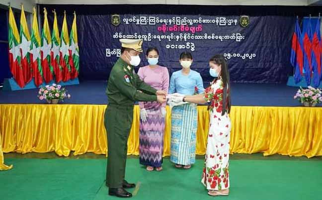 တိုင်းဒေသကြီးဝန်ကြီးချုပ် ဦးမြတ်ကို  အိမ်ထောင်စုလူဦးရေစာရင်း၊ နိုင်ငံသားစိစစ်ရေး ကတ်ပြားပေးအပ်ပွဲနှင့် ကိုဗစ်-၁၉ ကာကွယ် ထိန်းချုပ် ကုသရေးလုပ်ငန်းများတွင် ပါဝင်ဆောင်ရွက်ခဲ့သူများအား ထောက်ပံ့ငွေနှင့်ပစ္စည်းများပေးအပ်ပွဲ တက်ရောက်