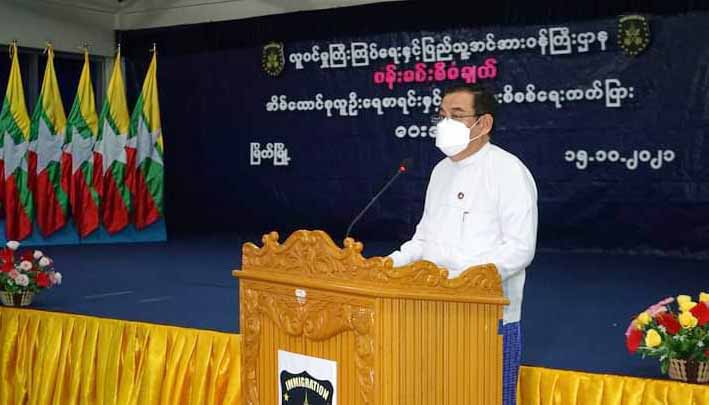 တိုင်းဒေသကြီးဝန်ကြီးချုပ် ဦးမြတ်ကို  အိမ်ထောင်စုလူဦးရေစာရင်း၊ နိုင်ငံသားစိစစ်ရေး ကတ်ပြားပေးအပ်ပွဲနှင့် ကိုဗစ်-၁၉ ကာကွယ် ထိန်းချုပ် ကုသရေးလုပ်ငန်းများတွင် ပါဝင်ဆောင်ရွက်ခဲ့သူများအား ထောက်ပံ့ငွေနှင့်ပစ္စည်းများပေးအပ်ပွဲ တက်ရောက်