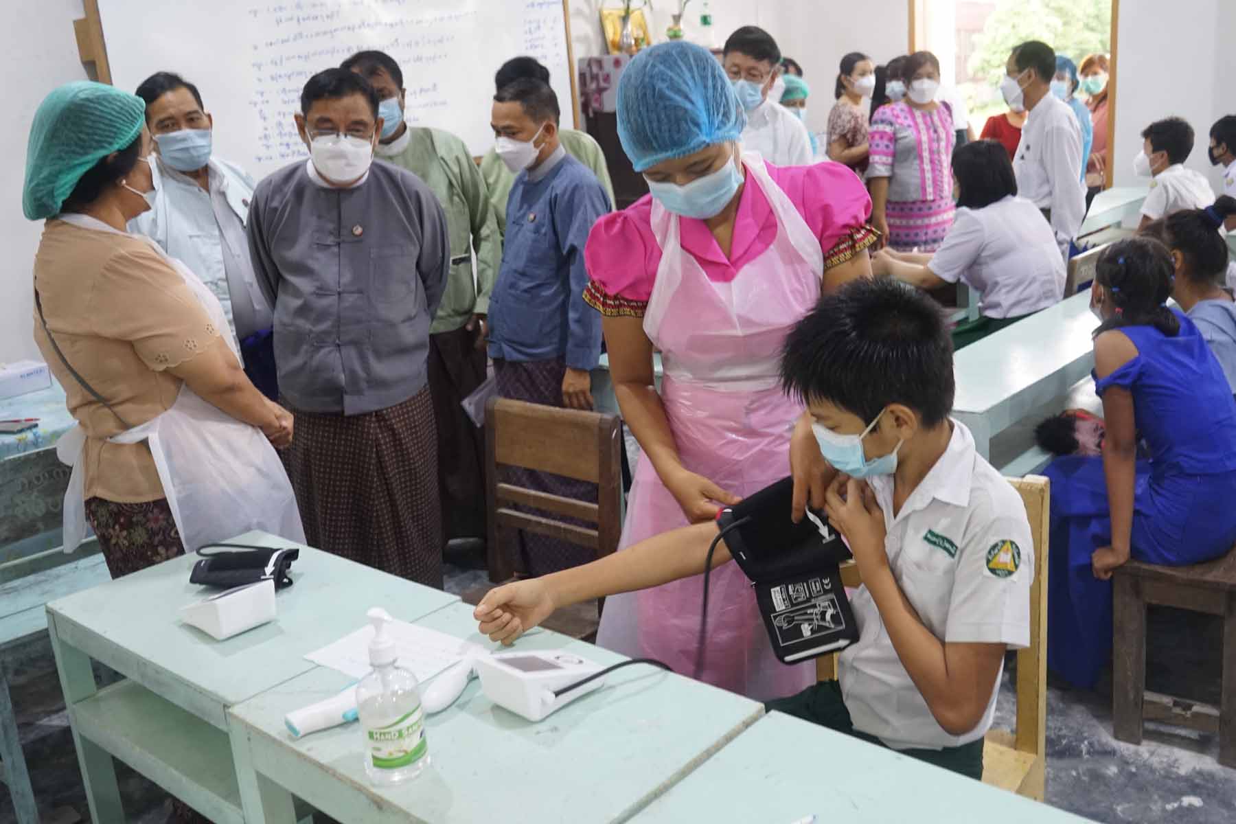 ထားဝယ်မြို့တွင် အသက်(၁၂)နှစ်အထက် ကျောင်းသားကျောင်းသူများအား  ကိုဗစ်-၁၉ရောဂါကာကွယ်ဆေးထိုးနှံပေး နေမှုအားတိုင်းဒေသကြီးအစိုးရအဖွဲ့ဝန်ကြီးချုပ်ဦးမြတ်ကို ကြည်ရှု့အားပေး