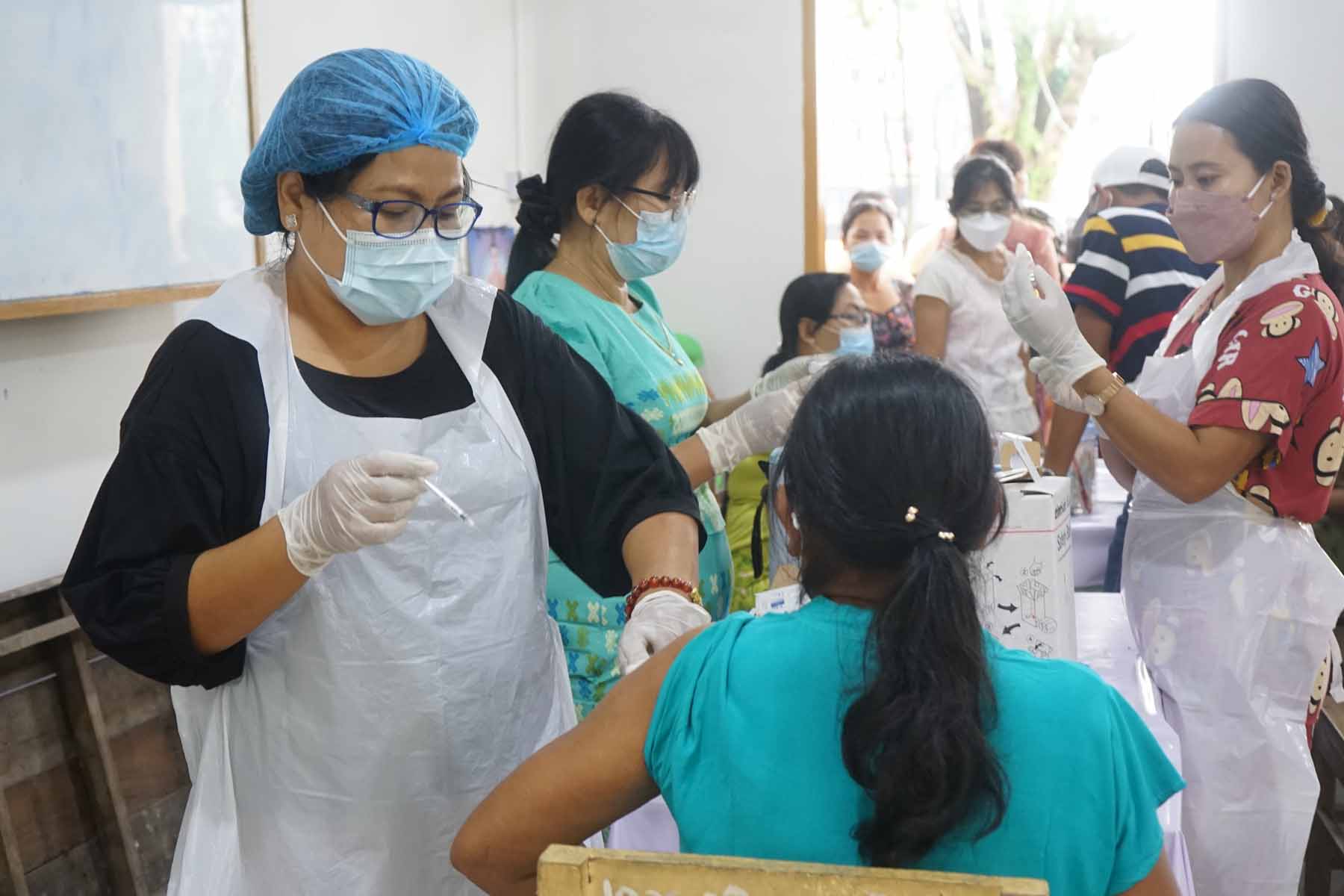 ထားဝယ်မြို့တွင် အသက်(၁၂)နှစ်အထက် ကျောင်းသားကျောင်းသူများအား  ကိုဗစ်-၁၉ရောဂါကာကွယ်ဆေးထိုးနှံပေး နေမှုအားတိုင်းဒေသကြီးအစိုးရအဖွဲ့ဝန်ကြီးချုပ်ဦးမြတ်ကို ကြည်ရှု့အားပေး