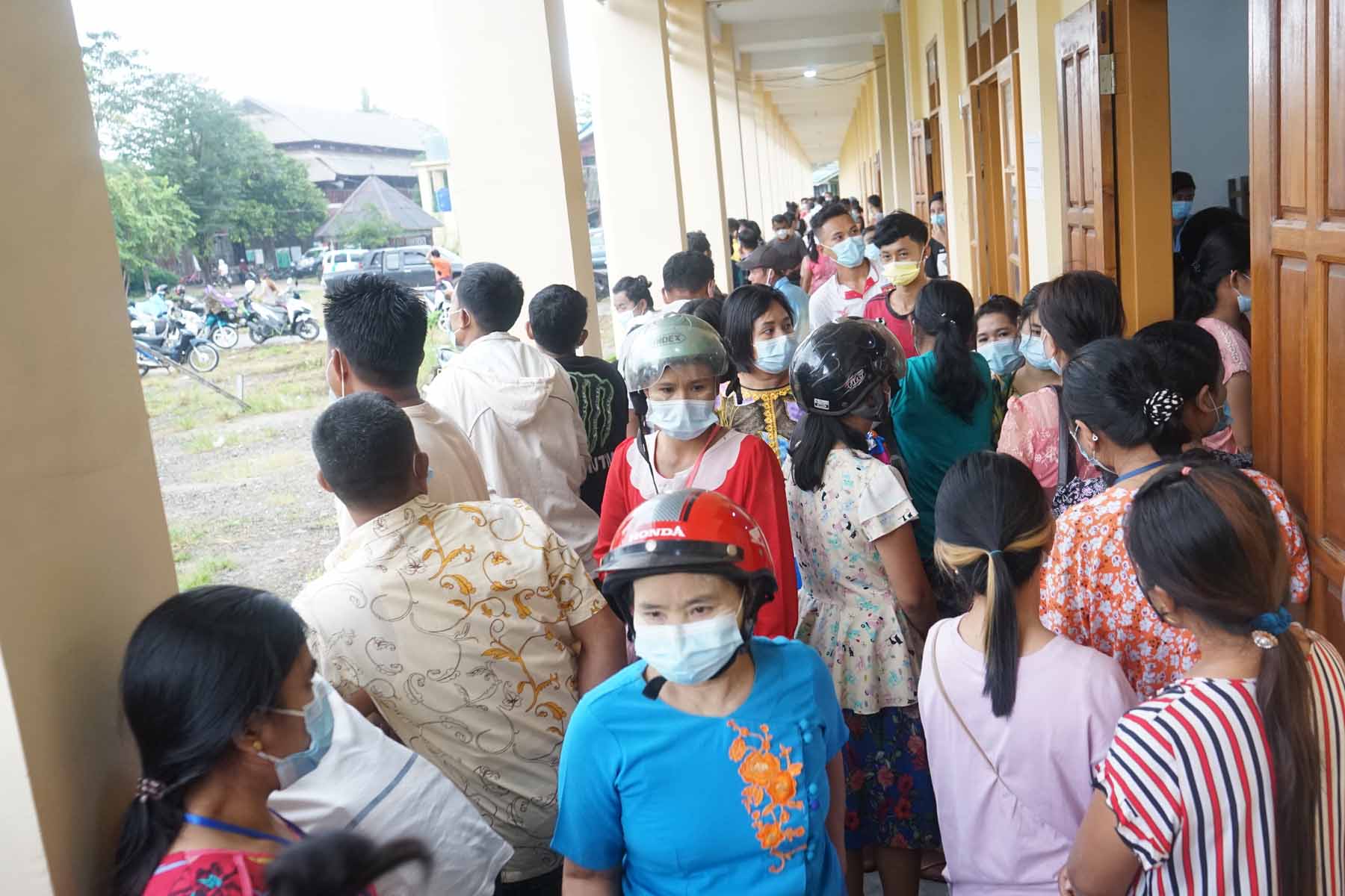 ထားဝယ်မြို့တွင် အသက်(၁၂)နှစ်အထက် ကျောင်းသားကျောင်းသူများအား  ကိုဗစ်-၁၉ရောဂါကာကွယ်ဆေးထိုးနှံပေး နေမှုအားတိုင်းဒေသကြီးအစိုးရအဖွဲ့ဝန်ကြီးချုပ်ဦးမြတ်ကို ကြည်ရှု့အားပေး