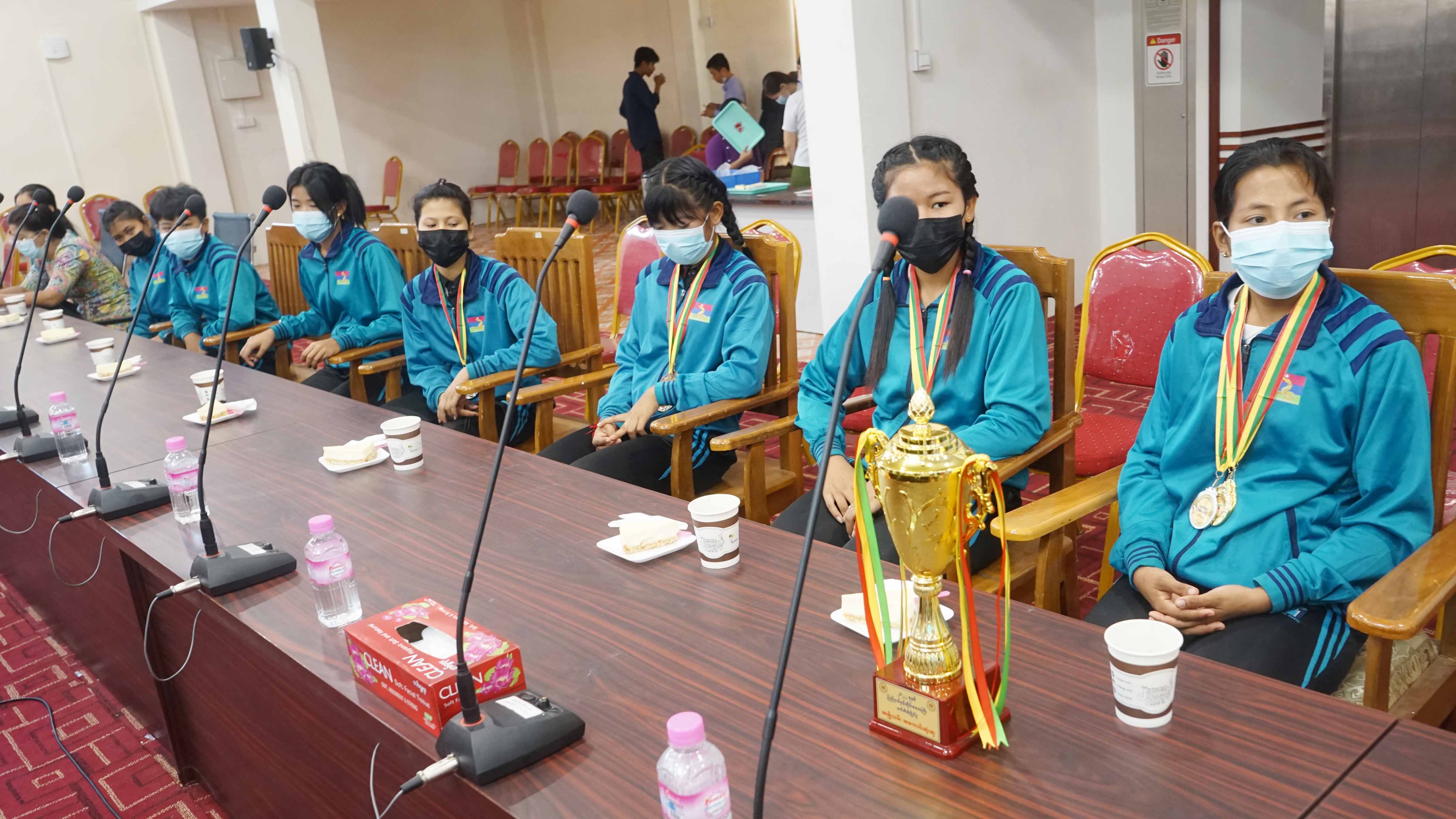 တနင်္သာရီတိုင်းဒေသကြီးဝန်ကြီးချုပ် ဦးမြတ်ကို စက်ဘီးပြိုင်ပွဲတွင် ပထမဒိုင်းဆုဆွတ်ခူးရရှိခဲ့သော တနင်္သာရီတိုင်းဒေသကြီး အမျိုးသမီးစက်ဘီးအသင်းအား ဂုဏ်ပြုပွဲအခမ်းအနားသို့တက်ရောက်