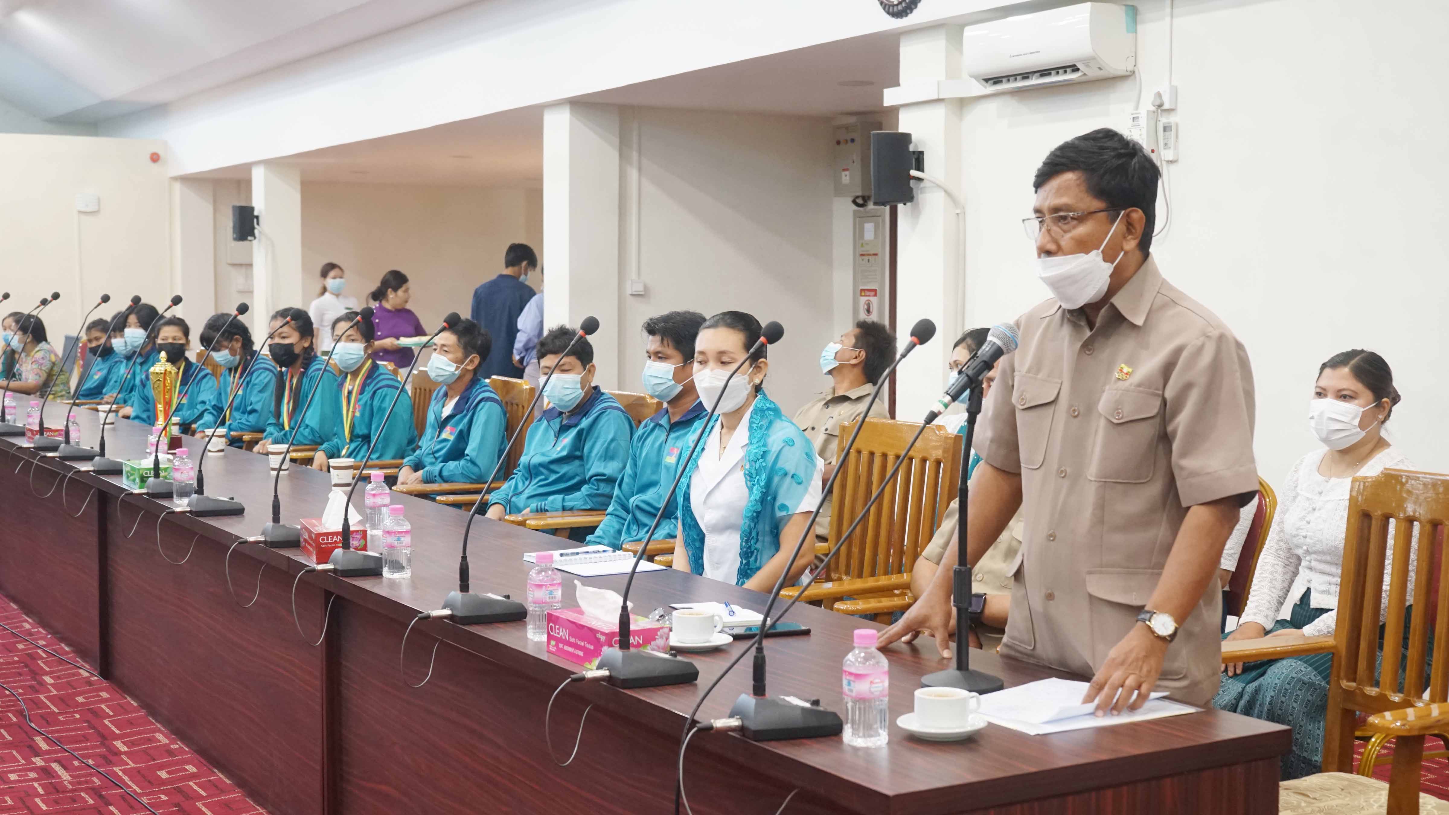 တနင်္သာရီတိုင်းဒေသကြီးဝန်ကြီးချုပ် ဦးမြတ်ကို စက်ဘီးပြိုင်ပွဲတွင် ပထမဒိုင်းဆုဆွတ်ခူးရရှိခဲ့သော တနင်္သာရီတိုင်းဒေသကြီး အမျိုးသမီးစက်ဘီးအသင်းအား ဂုဏ်ပြုပွဲအခမ်းအနားသို့တက်ရောက်